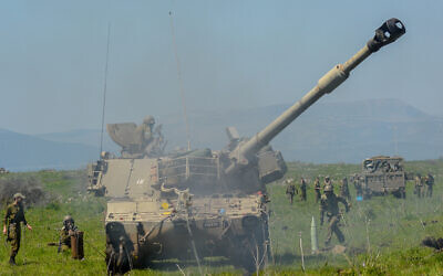 File: Israeli soldiers hold an artillery drill in the Golan Heights, on March 28, 2022. (Michael Giladi/Flash90)