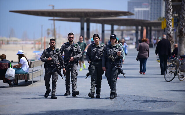 Police patrol on the beach in Tel Aviv, May 1, 2022 (Tomer Neuberg/Flash90)