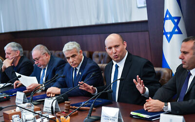 Prime Minister Naftali Bennett (2nd right) and Yair Lapid (C) at the cabinet meeting at the Prime Minister's Office in Jerusalem on June 12, 2022 (Yoav Ari Dudkevitch/POOL)