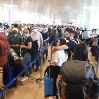 Travelers stand in line to check in at Ben Gurion Airport, June 13, 2022. (Yossi Aloni/Flash90)