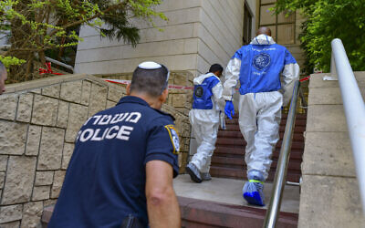 Police at the scene where a 60-year-old man was discovered  shot dead on June 18, 2022 in Ramat Gan. (Avshalom Sassoni/Flash90)