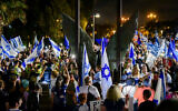Israelis demonstrate in support of the Israeli government, in Tel Aviv on June 18, 2022. (Avshalom Sassoni/Flash90)