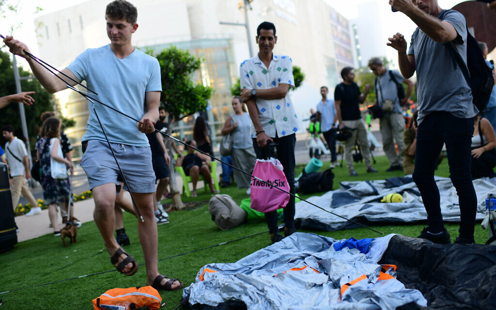 Israelis set up tents on Rothschild Boulevard in Tel Aviv, to protest against the soaring housing prices in Israel and social inequalities, on June 19, 2022. (Tomer Neuberg/ Flash90)