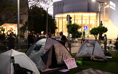 Israelis set up tents on Rothschild Boulevard in Tel Aviv, to protest against the soaring housing prices in Israel and social inequalities, on June 19, 2022. (Tomer Neuberg/Flash90)