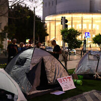Israelis set up tents on Rothschild Boulevard in Tel Aviv to protest against the soaring housing prices in Israel and social inequalities, on June 19, 2022. (Tomer Neuberg/Flash90)