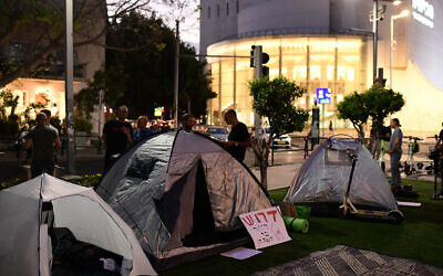 Israelis set up tents on Rothschild Boulevard in Tel Aviv to protest against the soaring housing prices in Israel and social inequalities, on June 19, 2022. (Tomer Neuberg/Flash90)