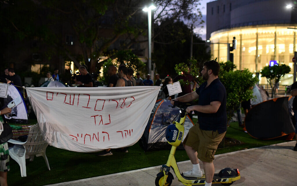 Israelis set up tents on Rothschild Boulevard in Tel Aviv, to protest against the soaring housing prices in Israel and social inequalities, on June 19, 2022. (Tomer Neuberg/ Flash90)