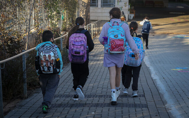 Students arrive at school in Modiin, central Israel, on January 30, 2022. (Flash90)