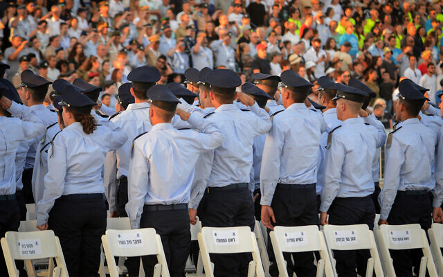 A graduation ceremony for cadets who have completed the Israeli Air Force pilots training, at the Hatzerim Air Base in the Negev desert, June 23, 2022. (Flash90)