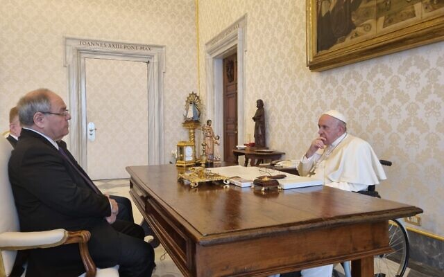 Yad Vashem chairman Dani Dayan, left, meets with Pope Francis in the Vatican on June 9, 2022. (Yad Vashem)