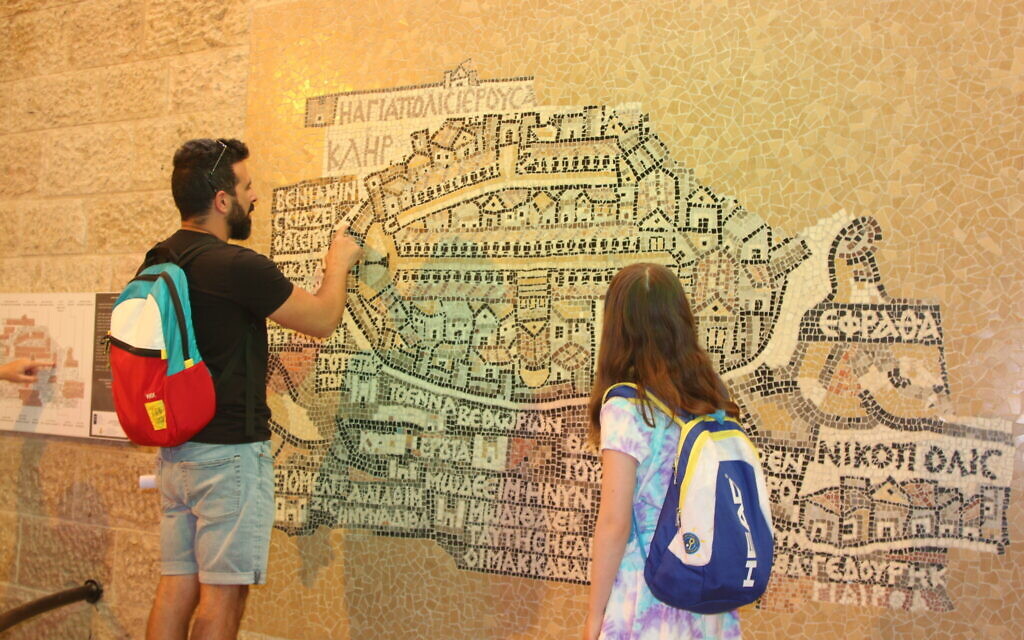 Tour guide Idan Pinhas shows the Madaba Map in Jerusalem's cardo, June 2022. (Shmuel Bar-Am)