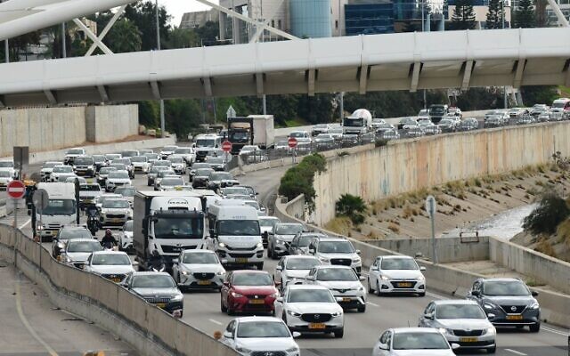 Traffic on the Ayalon highway in Tel Aviv, January 20, 2022.  (Tomer Neuberg/FLASH90)