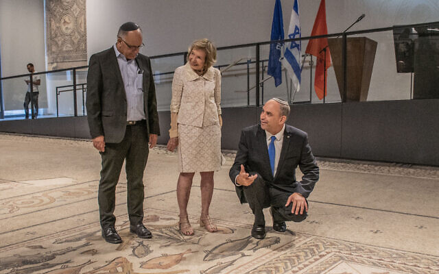 Mayor of Lod Yair Revivo, donor Shelby White and director of the Israel Antiquities Authority Eli Eskozido, at the Lod museum opening, June 27, 2022. (Yoli Schwartz, Israel Antiquities Authority)
