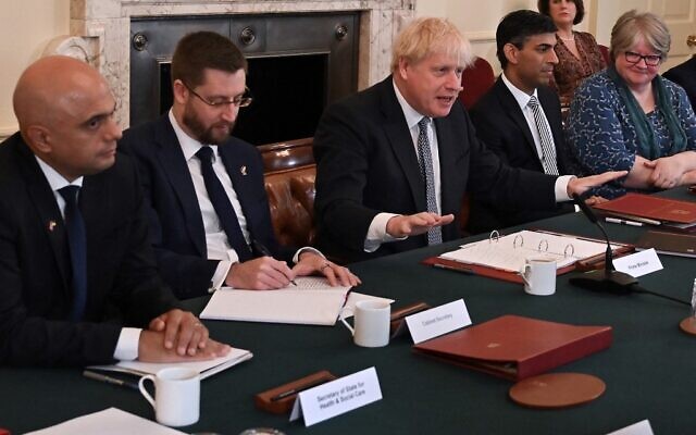 Britain's Health Secretary Sajid Javid (L), Prime Minister Boris Johnson (C) and Chancellor of the Exchequer Rishi Sunak (second from right) attend a cabinet meeting in Downing Street in London on July 5, 2022. (JUSTIN TALLIS / POOL / AFP)