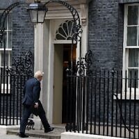 Britain's Prime Minister Boris Johnson walks back into 10 Downing Street in central London on July 7, 2022 after making a statement (Daniel LEAL / AFP)