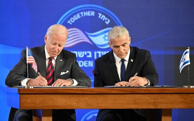 US President Joe Biden (L) and Prime Minister Yair Lapid, sign a security pledge in Jerusalem, on July 14, 2022. (Mandel NGAN / AFP)