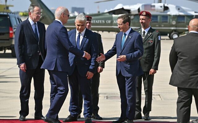 US President Joe Biden shakes hands with Israel's President Isaac Herzog and Prime Minister Yair Lapid before departing Israel's Ben Gurion Airport on July 15, 2022 for Jeddah, Saudi Arabia (MANDEL NGAN / AFP)