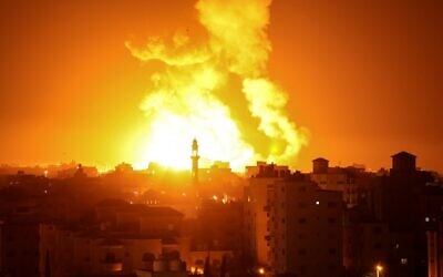 A massive fireball is seen following an Israeli airstrike in Gaza city on July 16, 2022. (MAHMUD HAMS / AFP)