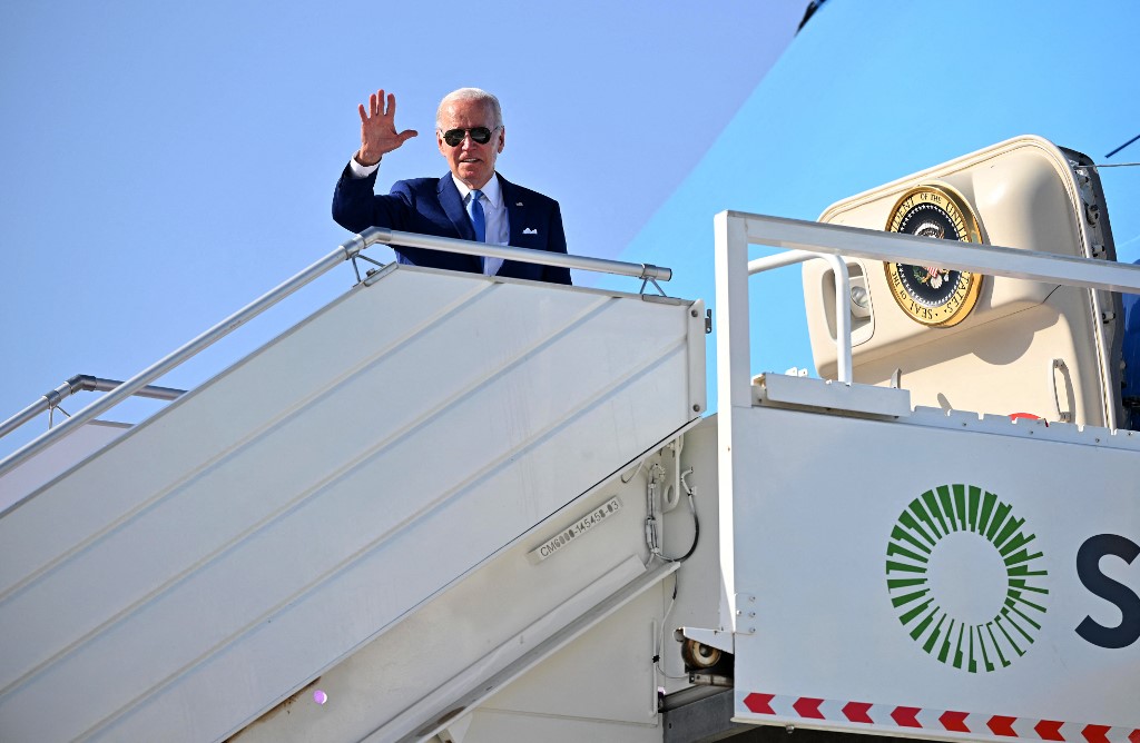 US President Joe Biden boards Air Force One before departing from King Abdulaziz International Airport in the Saudi city of Jeddah on July 16, 2022, at the end of his first tour in the Middle East as president. (MANDEL NGAN / AFP)