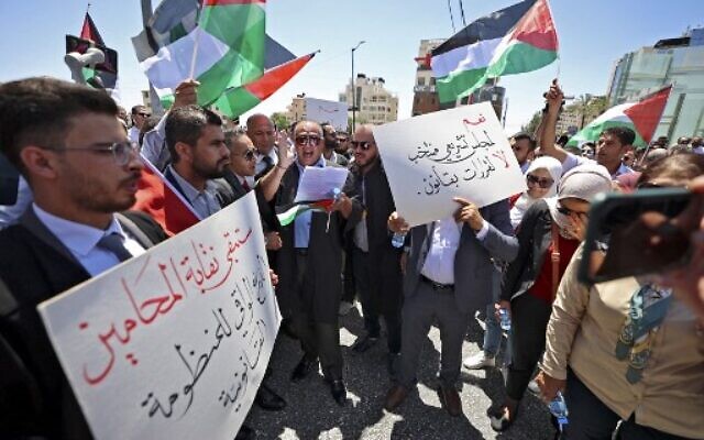 Palestinian lawyers demonstrate in front of the Prime Minister's Office in the city of Ramallah in the West Bank, on July 25, 2022, to reportedly protest the Palestinian President establishing laws by decree which they consider a violation of the independence of the judiciary. (ABBAS MOMANI / AFP)