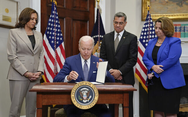 US President Joe Biden signs an executive order on abortion access while US Vice President Kamala Harris (left), Health and Human Services Secretary Xavier Becerra (second from right), and Deputy Attorney General Lisa Monaco look on at an event in the Roosevelt Room of the White House in Washington, July 8, 2022. (AP/Evan Vucci)
