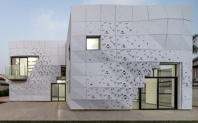The Gan Yavne Villa, designed by Kloom Studios architect Nir Levie, 2022. (photography Diego Rossman)