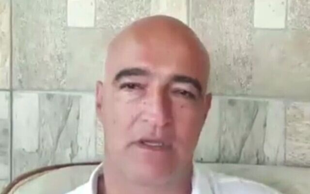 Screen capture from video of Dudi Ashkenazi after being released from a jail in Greece after two weeks, July 6, 2022. (Channel 13 news)
