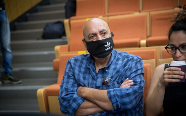 Former Jerusalem District Commander, Niso Shaham, wearing a mask due to the COVID-19 pandemic, seen in the Tel Aviv District Court for a hearing, July 14, 2020. (Miriam Alster/Flash90)