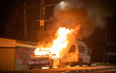 A car burns in the central Israeli city of Lod during riots on May 12, 2021. (Yossi Aloni/Flash90)