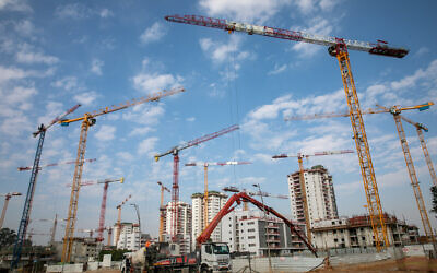 A construction site in the central Israeli city of Be'er Ya'akov, 2022. (Yossi Aloni/Flash90)