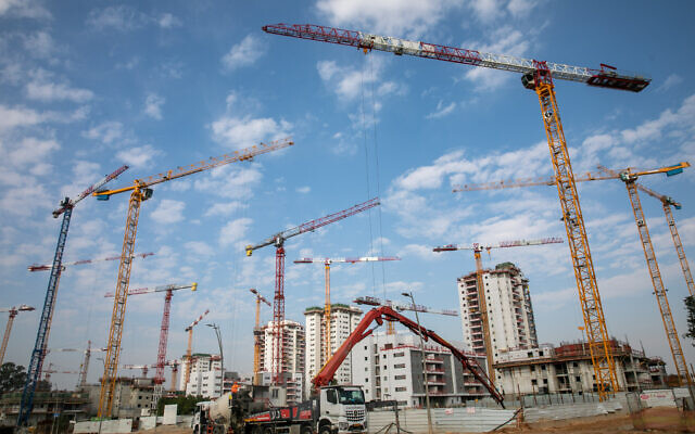 Construction site in the central Israeli city of Be'er Ya'akov, 2022 (Yossi Aloni/Flash90)