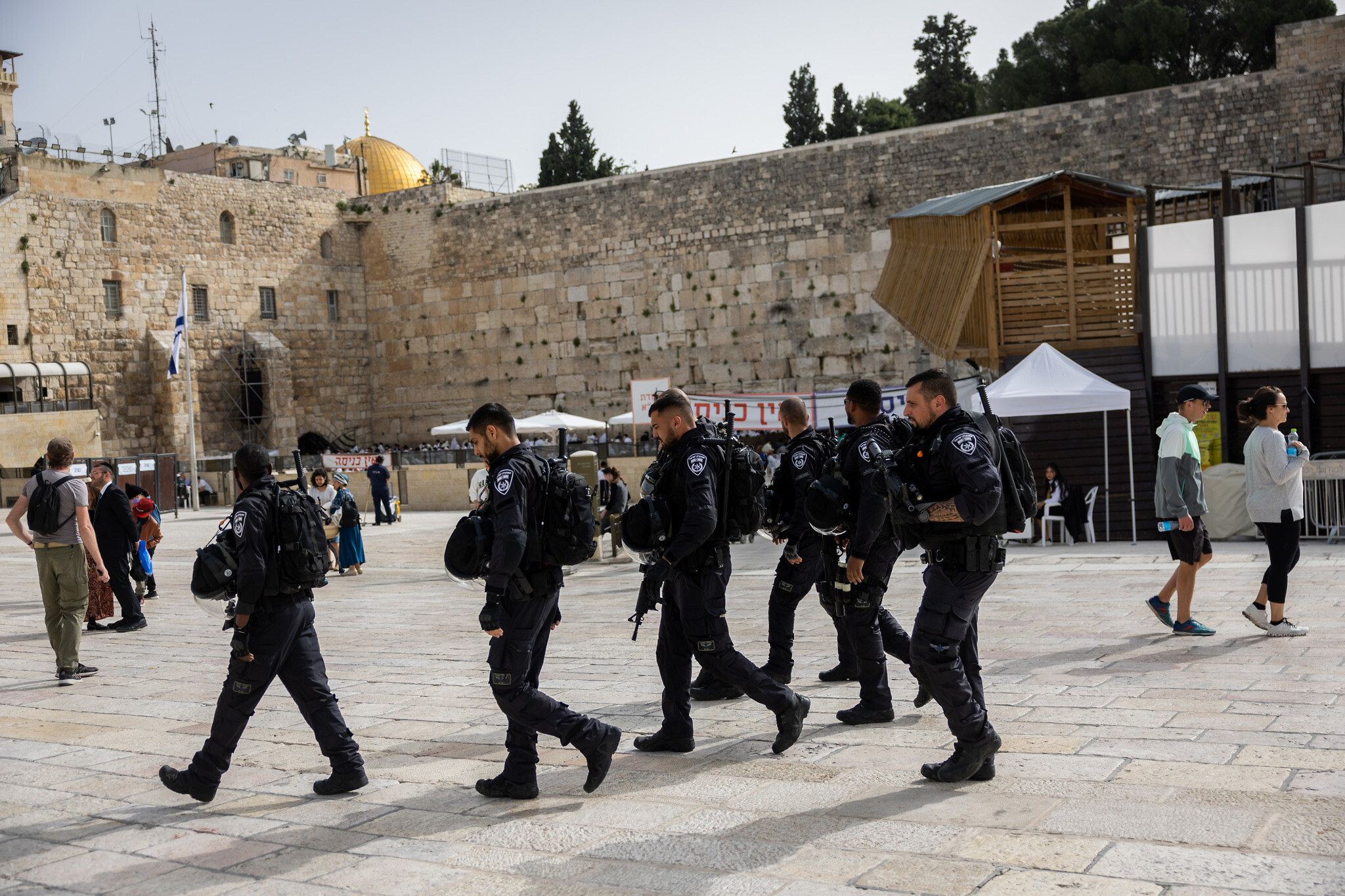 Police patrol at the Western Wall, during the Jewish holiday of Passover, April 17, 2022. (Yonatan Sindel/Flash90)