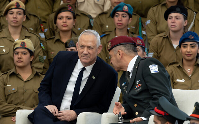 File: Defense Minister Benny Gantz and IDF Chief of Staff Aviv Kohavi attend a ceremony for outstanding soldiers on Israel's 74th Independence Day, at the President's Residence in Jerusalem, May 5, 2022. (Yonatan Sindel/Flash90)