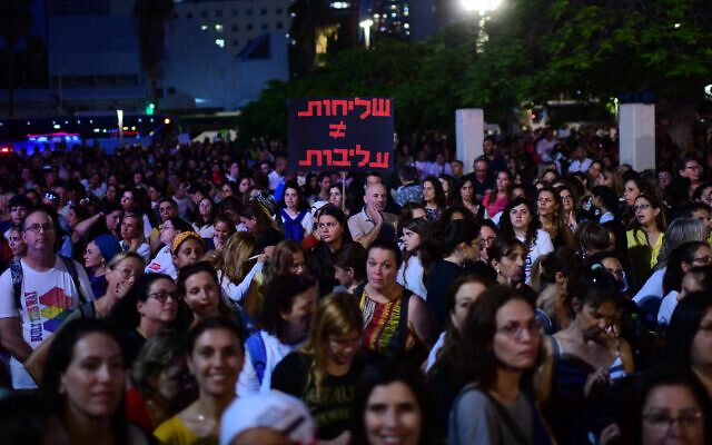 Israeli teachers demonstrate for better pay and conditions in Tel Aviv on May 30, 2022. The placard roughly translates as "Our sense of mission shouldn't mean lousy conditions" (Tomer Neuberg/Flash90)