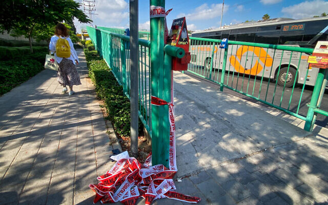 A ramp leading to a bridge where a man was stabbed in a suspected terror attack between Bnei Brak and Givat Shmuel, July 5, 2022. (Avshalom Sassoni/Flash90)