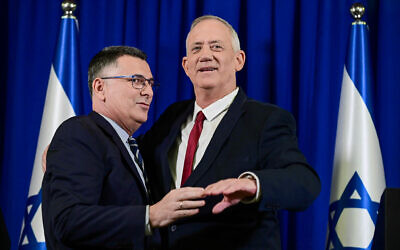 Blue and White leader Defense Minister Benny Gantz (right) and New Hope leader Justice Minister Gideon Sa'ar announce a merger of their parties, July 10, 2022. (Tomer Neuberg/Flash90)