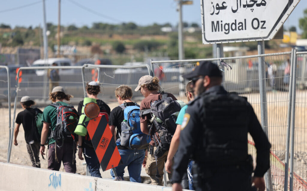 Israeli police and soldiers attempt to block settlers from the Nachala Settlement Movement at the Gush Etzion Junction, July 20, 2022. (Yonatan Sindel/FLASH90)