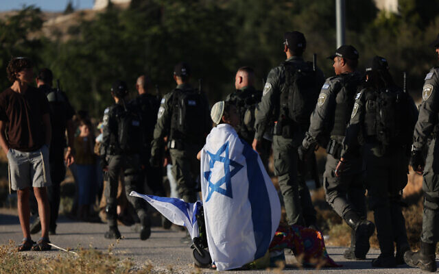 Police officers and settler activists near 
the Gush Etzion junction, July 20, 2022. (Yonatan Sindel/FLASH90)
