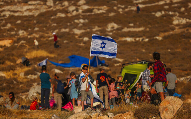 Settlers of the Nachala Settlement Movement set up tents near Kiryat Arba, with the intention to establish illegal outposts in Judea and Samaria, at the Gush Etzion Junction. July 20, 2022. (Yonatan Sindel/FLASH90)