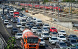 Traffic piles up on the Ayalon highway in Tel Aviv, July 24, 2022. (Avshalom Sassoni/Flash90)