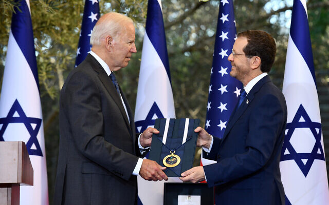 President Isaac Herzog presents the Israeli Presidential Medal of Honor to US President Joe Biden at the President's Residence in Jerusalem. on July 14, 2022. (Haim Zach / GPO)
