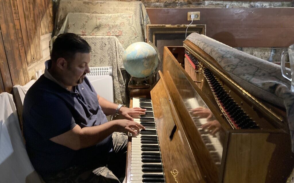 Pianist Bela Feher plays at Giero Pub, Budapest, May 16, 2022. (Yaakov Schwartz/ Times of Israel)