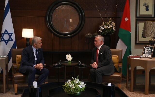 Prime Minister Yair Lapid (left) meets with Jordanian King Abdullah II at the Royal Palace in Amman, July 27, 2022. (Haim Zach/GPO)