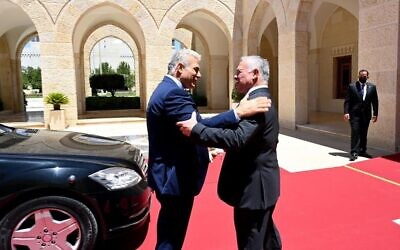 Prime Minister Yair Lapid (L) meets with King Abdullah II (R) in Amman, Jordan, July 27, 2022. (Haim Zach/GPO)