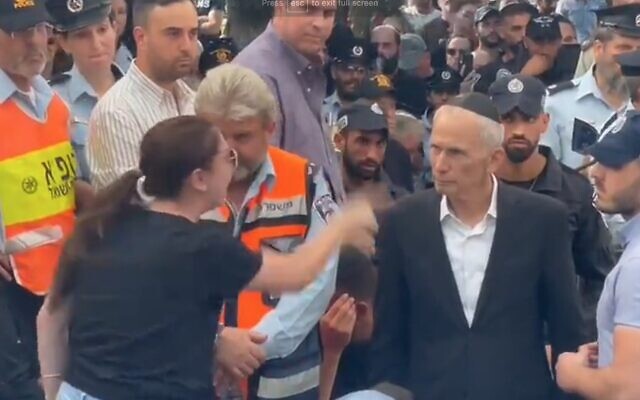 Ariella Meshulam, the widow of police Master Sergeant Barak Meshulam, who was fatally run over by Palestinian teen driving a stolen car, confronts Public Security Minister Omer Bar Lev at the funeral, July 17, 2022. (Twitter screenshot; used in accordance with clause 27a of the copyright law)