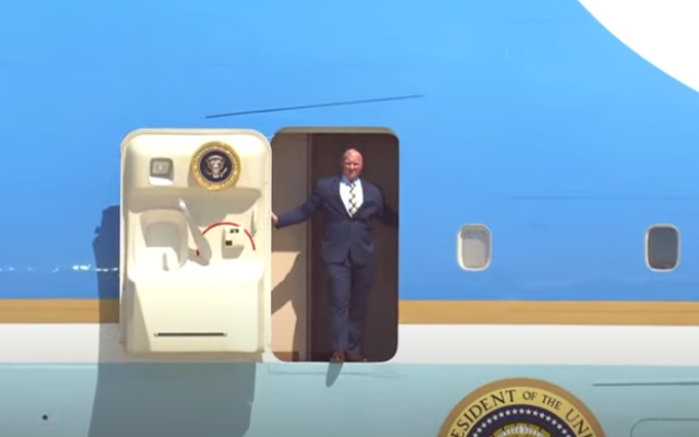 A member of US President Joe Biden's team opens the door of the Air Force One aircraft upon landing at Ben Gurion Airport, only to find that no stairs were attached to the plane, July 13, 2022. (Screenshot/GPO video)
