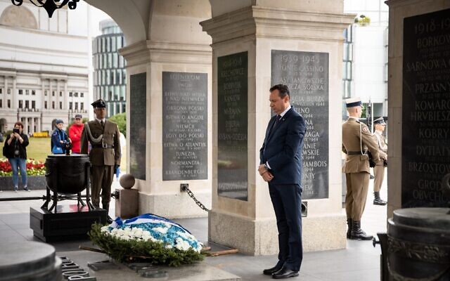 Israeli Ambassador to Poland Yacov Livne pays his respects at the Tomb of the Unknown Soldier in Warsaw on July 12, 2022. (Courtesy)