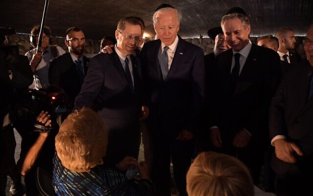 President Isaac Herzog (L) and US President Joe Biden speak to Holocaust survivors Rena Quint and Giselle (Gita) Cycowicz at Yad Vashem in Jerusalem on July 13, 2022. (Haim Zach/GPO)