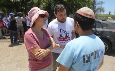 An activist from the Nachala Settlement Movement organization confronts a Peace Now activist at a rally point for Peace Now, which is sending volunteers into the West Bank to stymie Nachala's effort to establish three new settlement outposts. (Courtesy Peace Now)