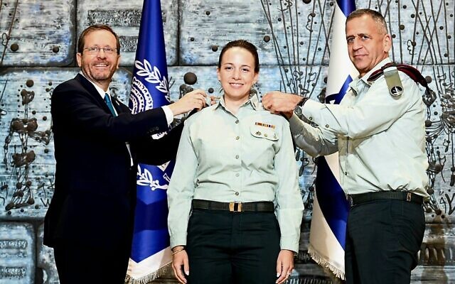 President Isaac Herzog (left) and IDF chief Aviv Kohavi (right) award Naama Rosen the rank of brigadier general at the President's Residence, July 31, 2022. (Haim Zach/GPO)